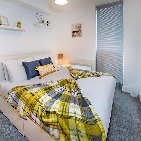 Modern & Spacious 2-Bed Flat With Secure Parking เรดดิ้ง ภายนอก รูปภาพ