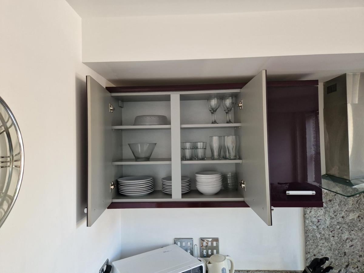 Modern & Spacious 2-Bed Flat With Secure Parking เรดดิ้ง ภายนอก รูปภาพ