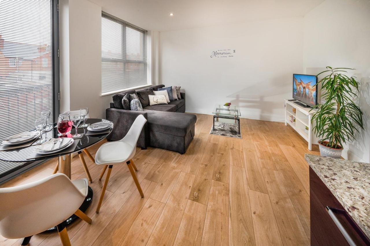 Modern & Spacious 2-Bed Flat With Secure Parking เรดดิ้ง ภายนอก รูปภาพ