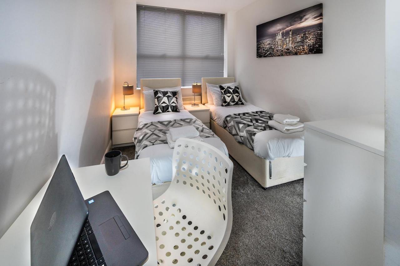 Modern & Spacious 2-Bed Flat With Secure Parking เรดดิ้ง ภายนอก รูปภาพ