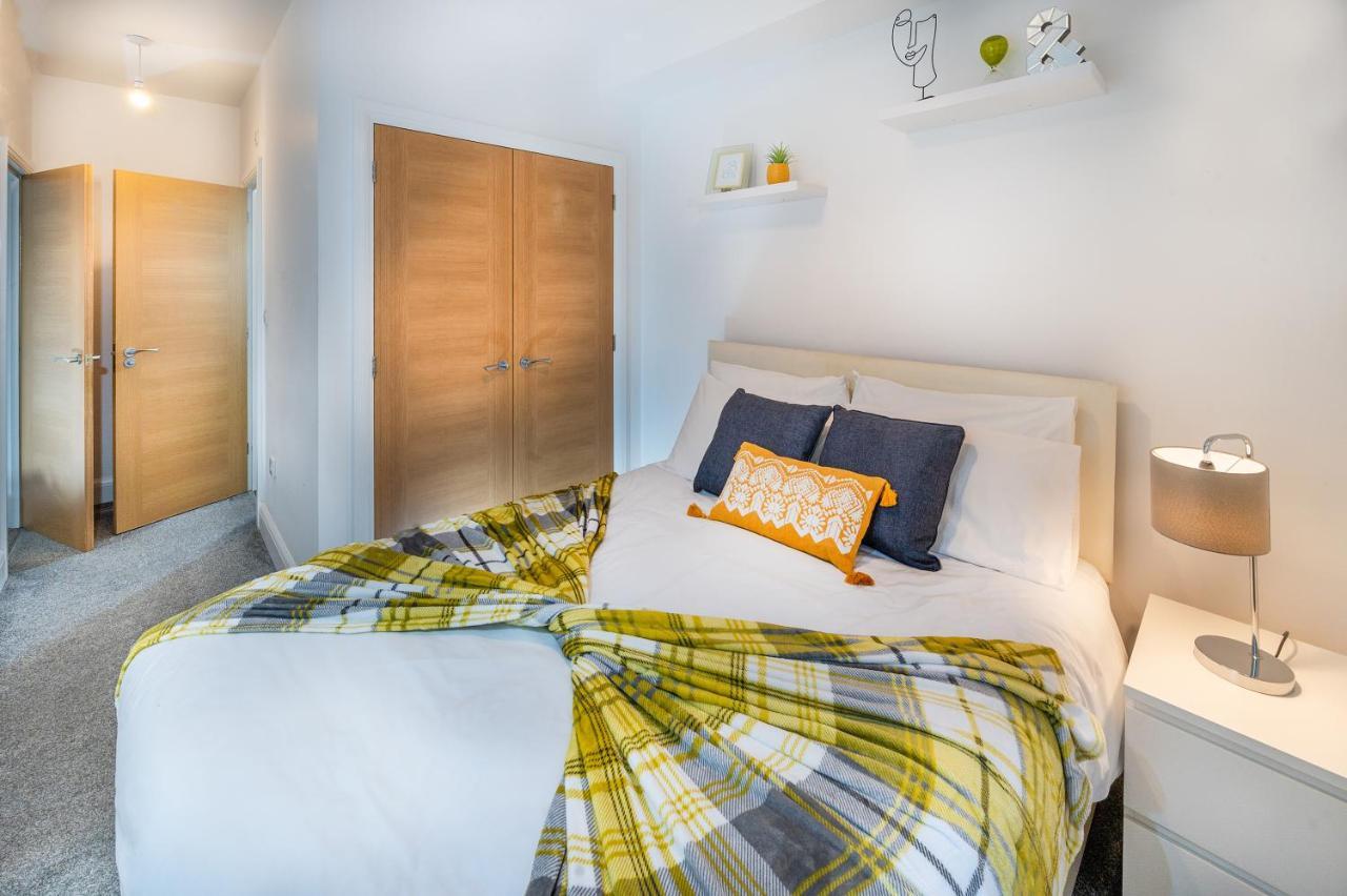 Modern & Spacious 2-Bed Flat With Secure Parking เรดดิ้ง ภายนอก รูปภาพ