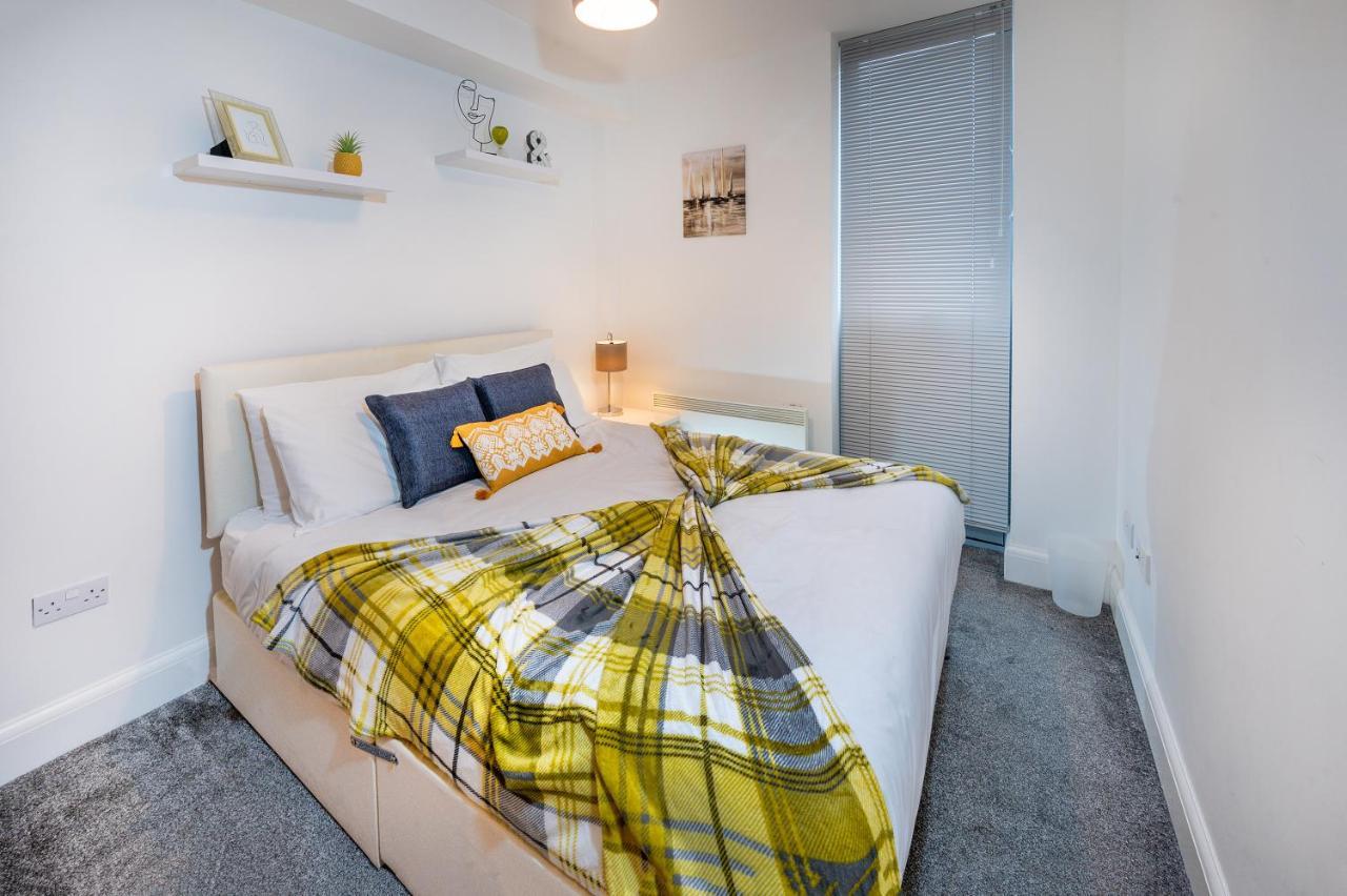 Modern & Spacious 2-Bed Flat With Secure Parking เรดดิ้ง ภายนอก รูปภาพ