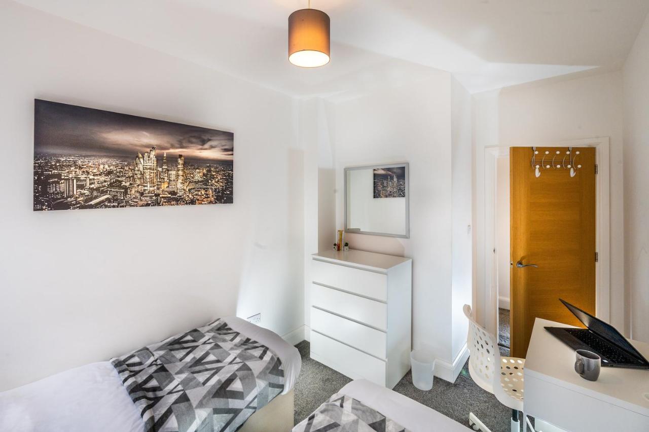 Modern & Spacious 2-Bed Flat With Secure Parking เรดดิ้ง ภายนอก รูปภาพ
