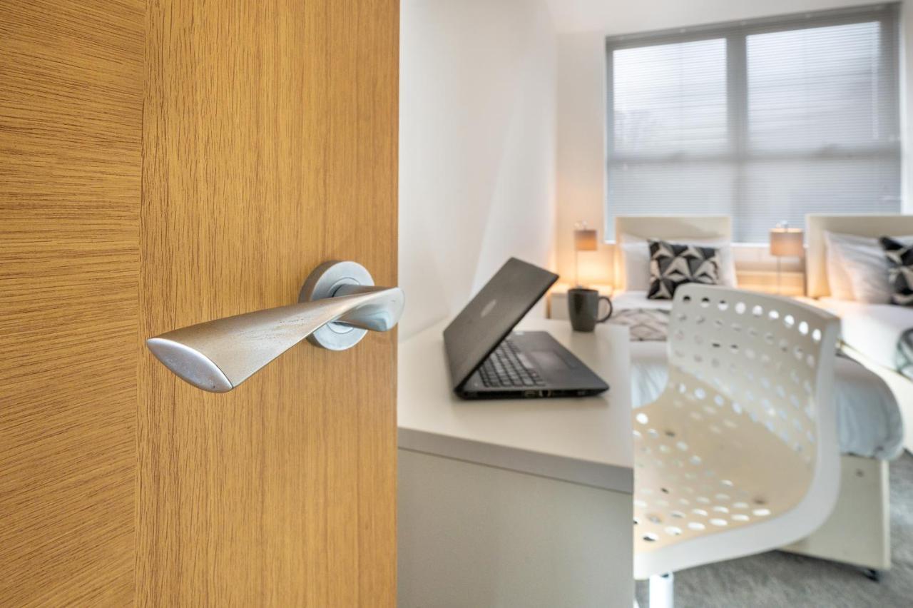 Modern & Spacious 2-Bed Flat With Secure Parking เรดดิ้ง ภายนอก รูปภาพ
