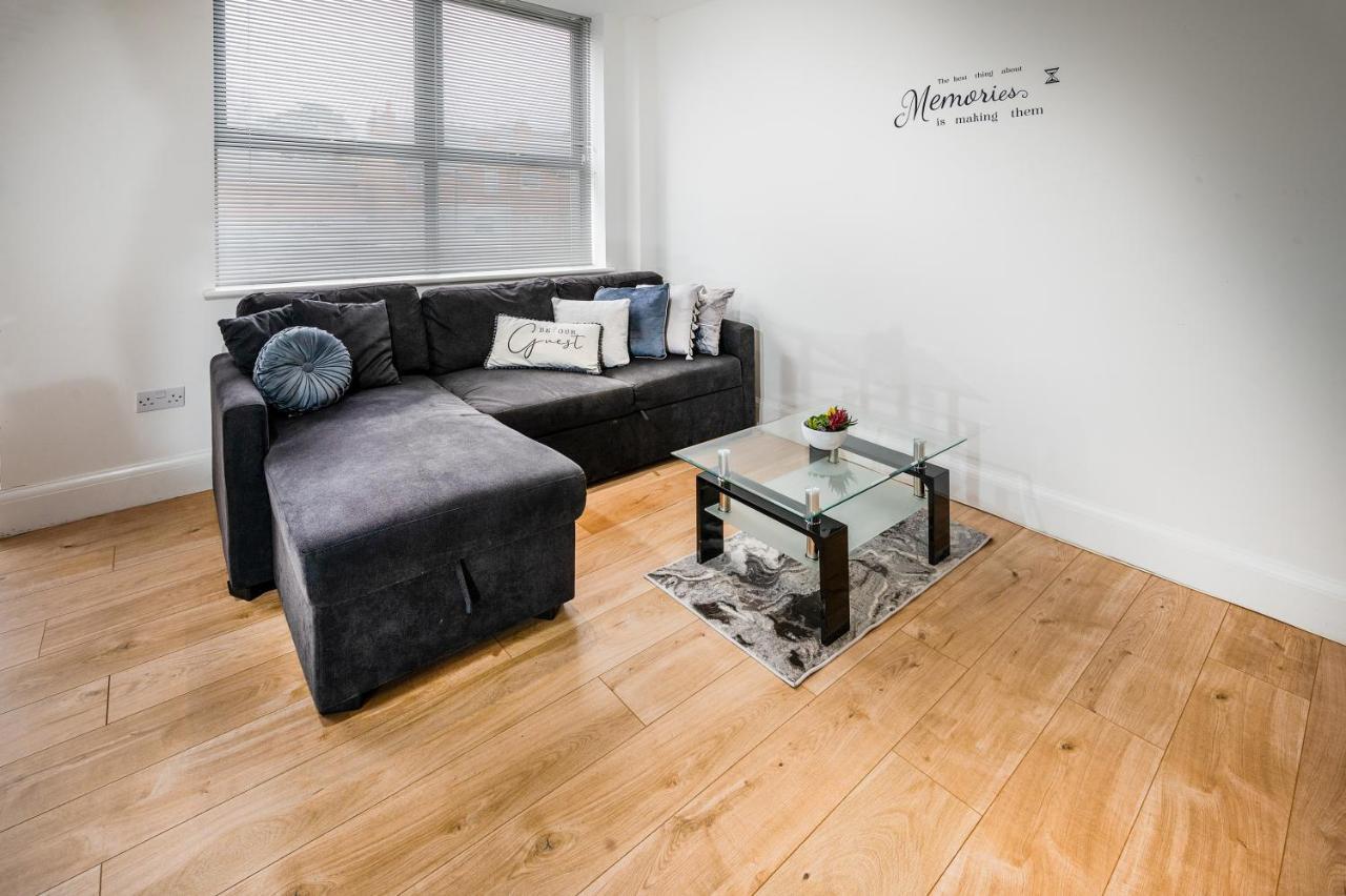 Modern & Spacious 2-Bed Flat With Secure Parking เรดดิ้ง ภายนอก รูปภาพ