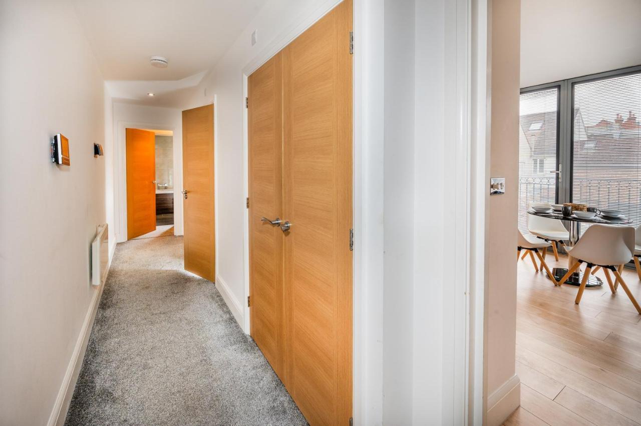 Modern & Spacious 2-Bed Flat With Secure Parking เรดดิ้ง ภายนอก รูปภาพ
