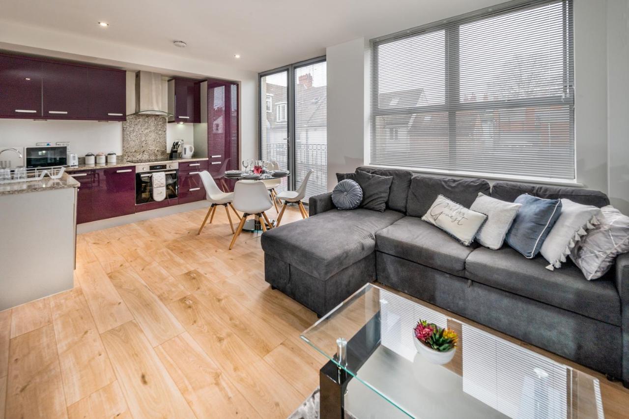 Modern & Spacious 2-Bed Flat With Secure Parking เรดดิ้ง ภายนอก รูปภาพ