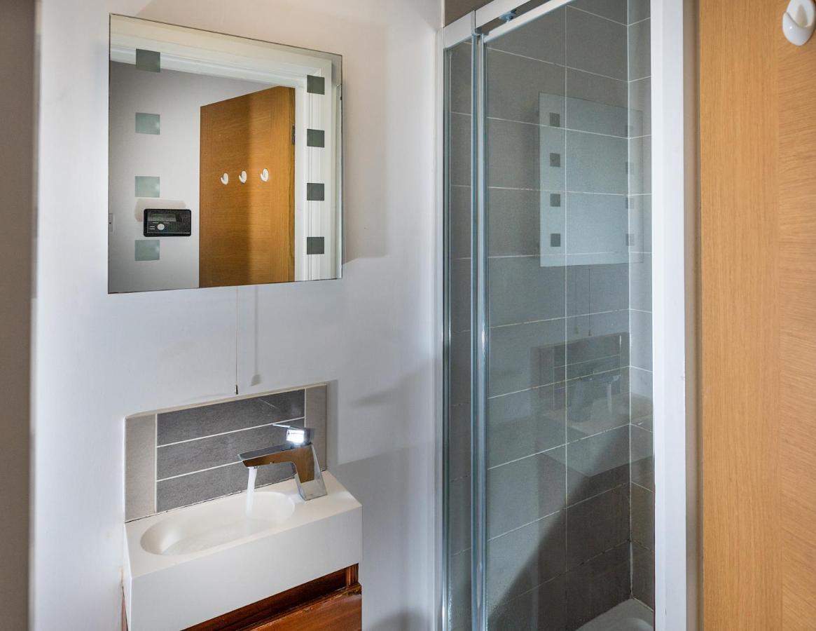 Modern & Spacious 2-Bed Flat With Secure Parking เรดดิ้ง ภายนอก รูปภาพ