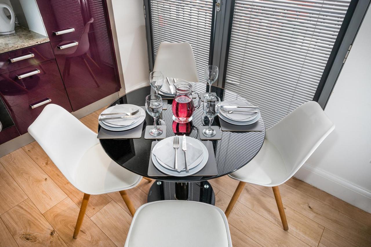 Modern & Spacious 2-Bed Flat With Secure Parking เรดดิ้ง ภายนอก รูปภาพ